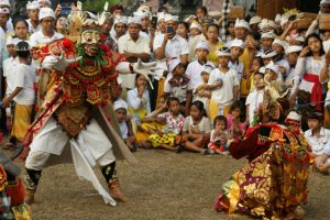 Sharing Time 1999 –Art-Temple-Art di Tejakula PERTEMUAN BUDAYA DENGAN DASAR SENI GERAK.