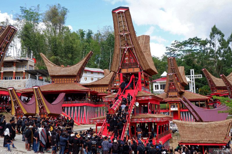 Ma’pasonglo, Ada’, dan Pariwisata Toraja.